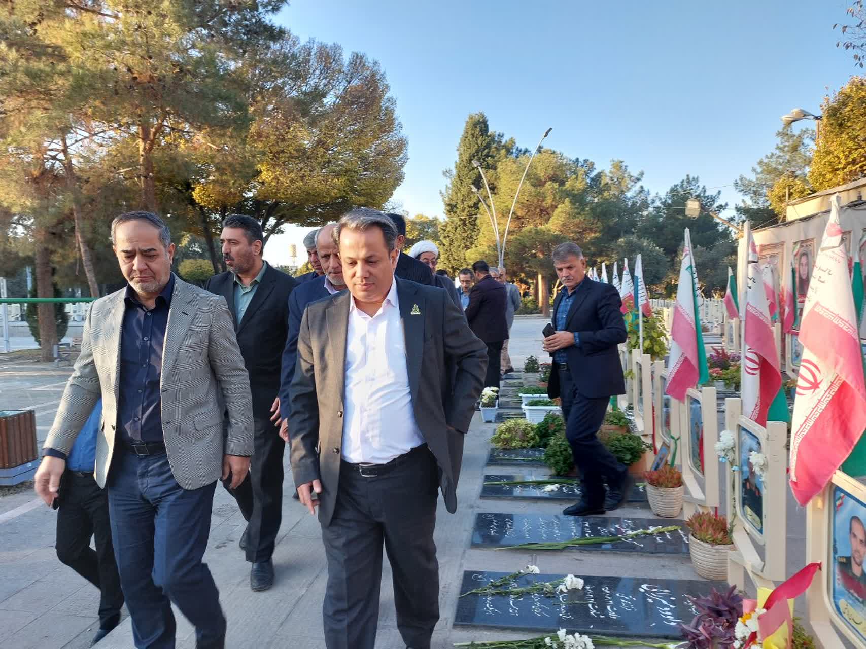  ادای احترام مدیرعامل سازمان مرکزی تعاون روستایی ایران به مقام شامخ شهدا در اصفهان_0